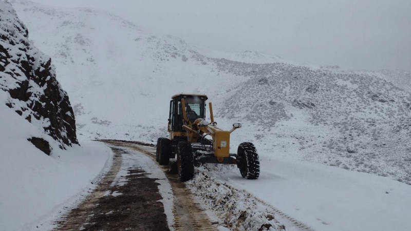 Copiosa nevada en Vallecitos obliga transitar con precaución y cadenas